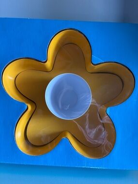 Pier 1 “Daisy” 2 pc Chip/Veggies & Dip Server Bowl Tray Set